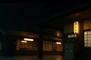 《三月潮线》剧照：退潮后露出的木质栈桥
