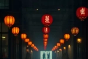 《回声管理局》剧照：走廊尽头挂着回音室门牌的门